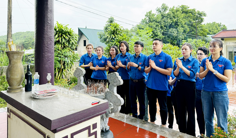 Đoàn viên thanh niên Chi đoàn Văn phòng Tỉnh ủy dâng hương tại Công trình “Tổ quốc ghi công”, xã Tân Nguyên, huyện Yên Bình.